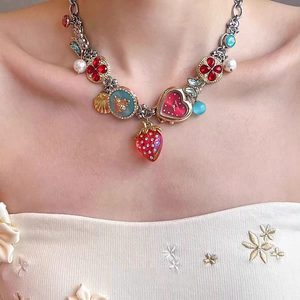 Squisita Collana Girocollo Vintage Y2K con Ciondoli Multipli: Fragola Colorata, Ape, Quadrifoglio, Cuore e Orologio - Product Image 1
