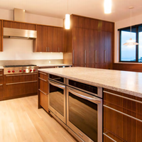 Cuisine modulaire personnalisée Prima, élégante et sans poignées, pour petit appartement, décoration urbaine.