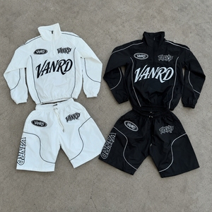 <span class=keywords><strong>Tuta</strong></span> Estiva Personalizzata da <span class=keywords><strong>Uomo</strong></span> 100% Nylon, Stile Vintage Streetwear con Stampa Serigrafica, Set <span class=keywords><strong>Giacca</strong></span> e Pantaloncini Traspiranti, Produttore OEM - Product Image 1