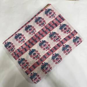Tissu imprimé en coton blanc cassé de qualité supérieure, orné de motifs floraux répétés roses et bleus avec des détails botaniques complexes - Product Image 6