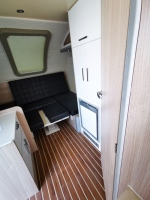 Mini camping-car tout-terrain de luxe, style moderne, caravane de voyage pour 1 à 2 personnes avec salle de bain intégrée, deux lavabos et un réfrigérateur