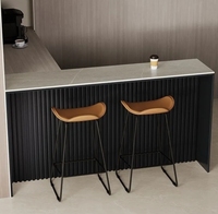 Table de bar, table haute à poser contre le mur, séparation de salon