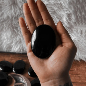 Pierre de palmier en obsidienne noire - Product Image 1