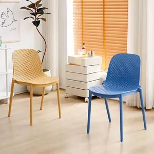 Chaise de bar légère en plastique PP conçue pour les salles à manger intérieures - Product Image 3