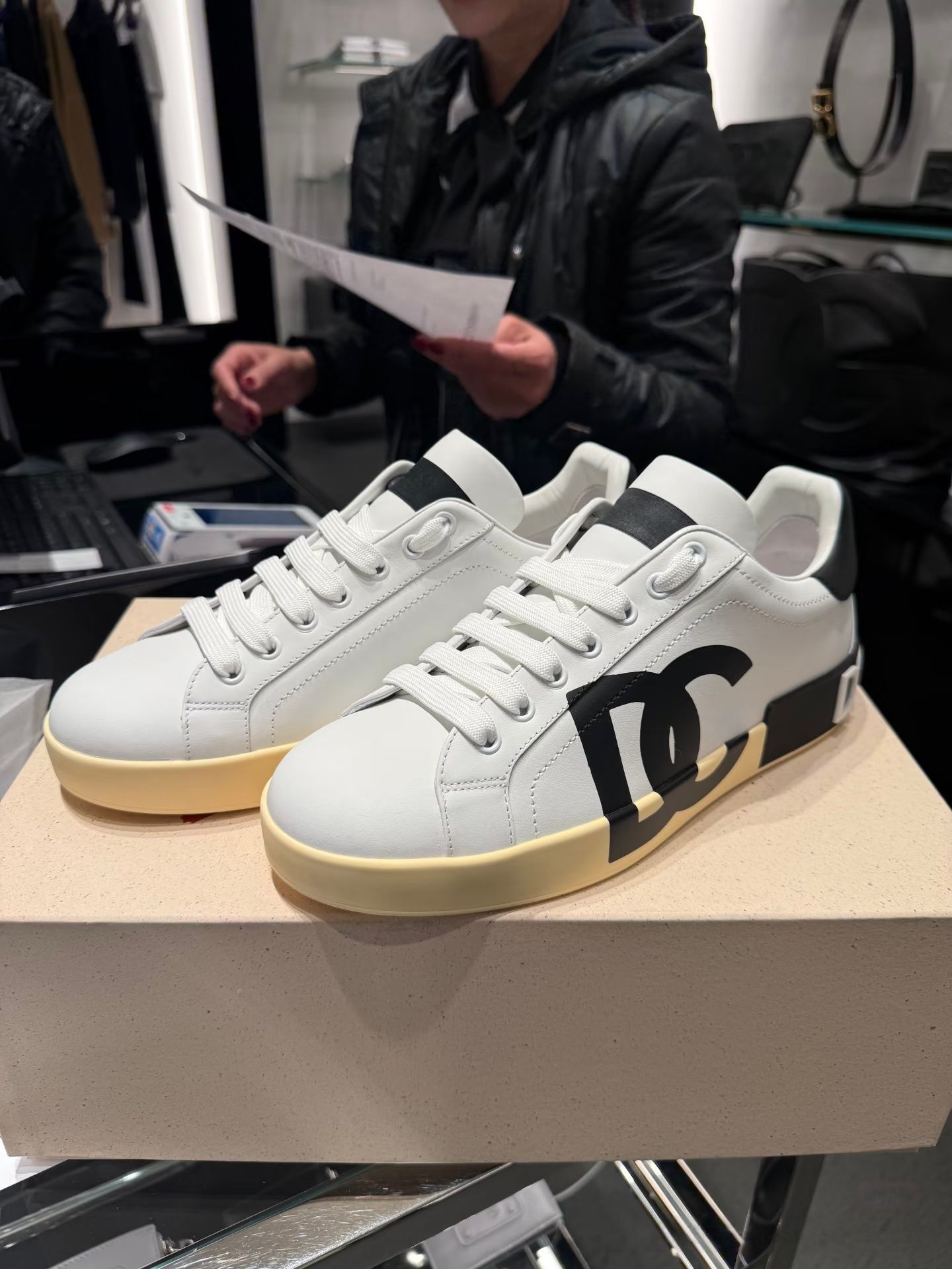 แบล็คไวท์