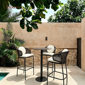 Tabouret de <span class=keywords><strong>bar</strong></span> d'extérieur moderne de style nordique avec cadre en aluminium à pieds hauts, dossier en rotin tressé, imperméable et résistant au soleil pour terrasse et jardin - Product Image 1