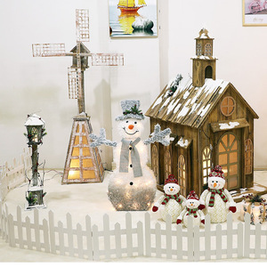 Décoration de Noël en bois, maison de neige illuminée, 7x10.5x9.5 cm, alimentée par piles, pour affichage festif - Product Image 4