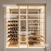 Table de salle à manger îlot central moderne sans poignée en pierre blanche, design personnalisé, avec structure en contreplaqué et armoire à vin LED pour projet de villa