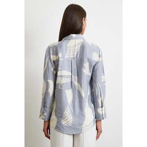 เสื้อเชิ้ตคอวีผ้าโมดอลสำหรับผู้หญิง ลายพิมพ์ลำลอง ติดกระดุม ผ้าป๊อปลินสีแอนทราไซต์ ใส่ได้ทุกวัน - Product Image 4