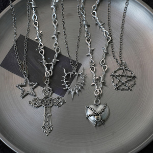 Collana con Croce e Stella in Stile Y2K Gotico Punk - Gioielli Unisex Retrò EMO Rock Grunge all'Ingrosso - Product Image 1