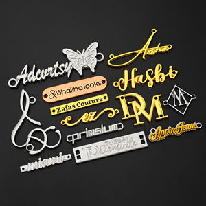 Bolsa de accesorios de ropa Hijab grabado en oro Abaya bufanda zapatos logotipo de marca personalizado etiqueta Logotipo de etiqueta de metal para ropa - Product Image 1