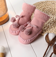 Vente en gros de chaussons 6 couleurs moelleux épais et chauds pour sol maison avec pompon doux en tricot avec semelles en caoutchouc chaussettes antidérapantes pour chaussures de bébé