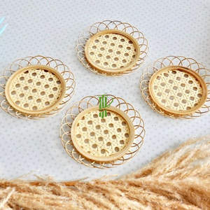 Sous-verre en bambou naturel tissé à la main avec cadre en métal doré, accessoire de vaisselle écologique pour hôtels, cafés et décoration intérieure - Product Image 1