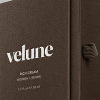 Coffret Cadeau Personnalisé Soins de la Peau en Papier Tissé Marron Foncé avec Estampage à Chaud Blanc, Livre de Marque à Couverture Rabattable, Ruban et Tirette OEM