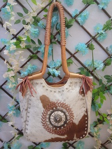 Bolso de Mano Casual de Cuero Genuino para Mujer, Color Marrón, Hecho a Mano, con Cierre de Cremallera, Forro de Algodón y Decoración de Plumas - Product Image 6