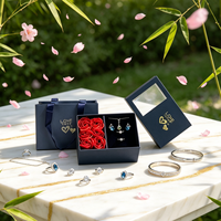 Qixi Valentinstag Geschenk Quadratische 6-Rosen-Blumenbox Halskette Ring Ohrstecker 12,2x12,2x13cm Schmuckverpackung Aufbewahrung