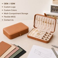 Boîte à bijoux en cuir PU marron avec 8 crochets pour colliers, support pour boucles d'oreilles, emplacements pour bagues, intérieur en velours à 6 compartiments, étui de voyage