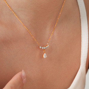Collar Minimalista con Colgante Geométrico de Circonita, Antideslustre, Pulido, de Acero Inoxidable con Baño de Oro de 18K, Accesorios Diarios para Mujer - Product Image 1