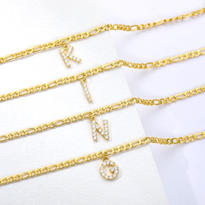 Bijoux de pied à la mode en strass 26 lettres pendentif Bracelet de cheville en or 18k chaîne Figaro en cristal CZ Bracelet de cheville initiale en acier inoxydable - Product Image 5