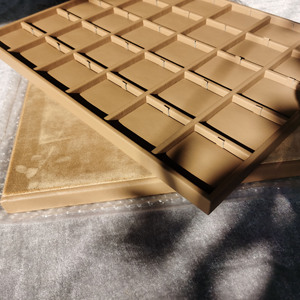Rak Display kosmetik kayu akrilik logam MDF kustom Stan tampilan perhiasan