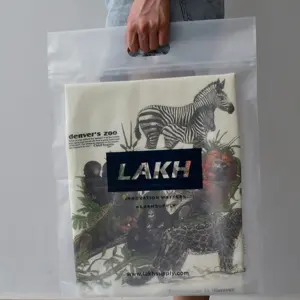 Disesuaikan LOGO plastik Zip transparan tas ritsleting produk Ziplock jelas Die Cut dengan pegangan untuk T Shirt kemasan kain