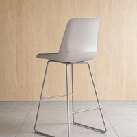 Le cadre de chaise ergonomique moderne pour l'administration est fabriqué avec des tiges solides et robustes.