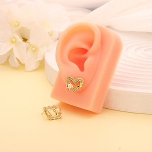 Boucles d'oreilles clous en forme de cœur en cristal avec zircon, plaqué or laiton et perle, pour mariage ou cadeaux - Vente en gros de bijoux de mode - Product Image 2