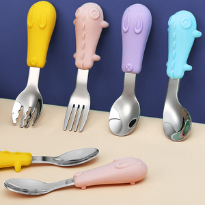 ポータブル子供の食器セットには、特に子供の食事のために設計されたベビーフードスプーンとシリコンフォークが含まれています。 - Product Image 4