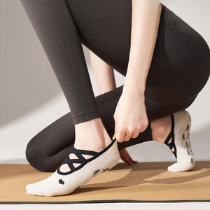 Chaussettes de yoga antidérapantes personnalisées pour femmes avec logo – Chaussettes de barre et de Pilates antidérapantes avec sangles – Vente directe usine - Product Image 5