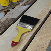 Pinceau à poils noirs à manche rouge peint en jaune 633 Pinceau en bois artisanal avec finition durable