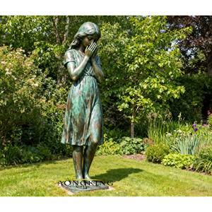 庭の装飾用のデジタル印刷付きカスタムメイドの金属製恥ずかしがり屋の少女像 - Product Image 1