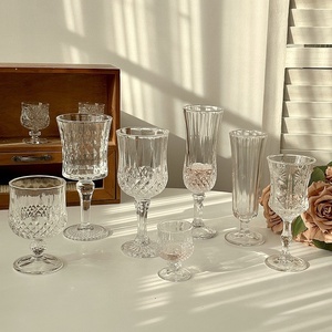 Ensemble de verres à vin sur pied faits à la main, modernes, avec motif diamant en relief et bordure dorée, gobelets élégants et transparents pour vin rouge, pour mariage et réceptions - Product Image 1