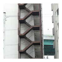 Escaliers extérieurs en forme de L de conception moderne avec les étapes en pierre artificielles pour l'application d'appartement
