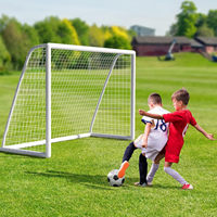 But de football robuste en PVC 182x120cm, livré avec des attaches de fixation et des piquets pour sécuriser le filet et le cadre