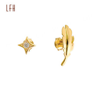 Vente en gros de boucles d'oreilles clous géométriques miniatures en or véritable 18 carats, style simple en or jaune pour fiançailles d'enfant - Product Image 1