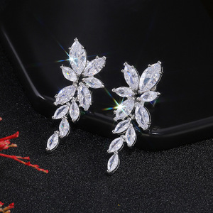 Orecchini Pendenti a Goccia con Pietre Scintillanti per Donna, Gioielli alla Moda per Feste - Product Image 1