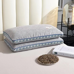 Le noyau d'oreiller de sarrasin entier de 35*55cm peut être démonté et l'oreiller de velours lavé protège la vertèbre cervicale - Product Image 1