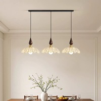 Lustre carré de style français vintage-moderne pour restaurant, ambiance raffinée rétro-élégante, accents de pétales en feuille d'or d'inspiration zen