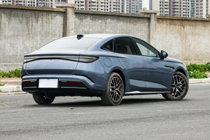 2025 BYD Seal 07DM Berline hybride rechargeable de luxe de taille moyenne avec longue portée 70km 125km Boîte de vitesses automatique Véhicule à énergie nouvelle - Product Image 3