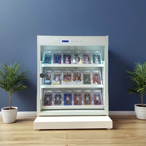 Vitrine moderne en verre blanc pour cartes sportives avec éclairage LED et contrôle de l'humidité pour cartes à collectionner - Product Image 1