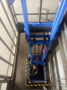 Plateforme élévatrice hydraulique <span class=keywords><strong>à</strong></span> <span class=keywords><strong>colonne</strong></span> pour marchandises sur 2 étages avec rail de guidage - Product Image 1