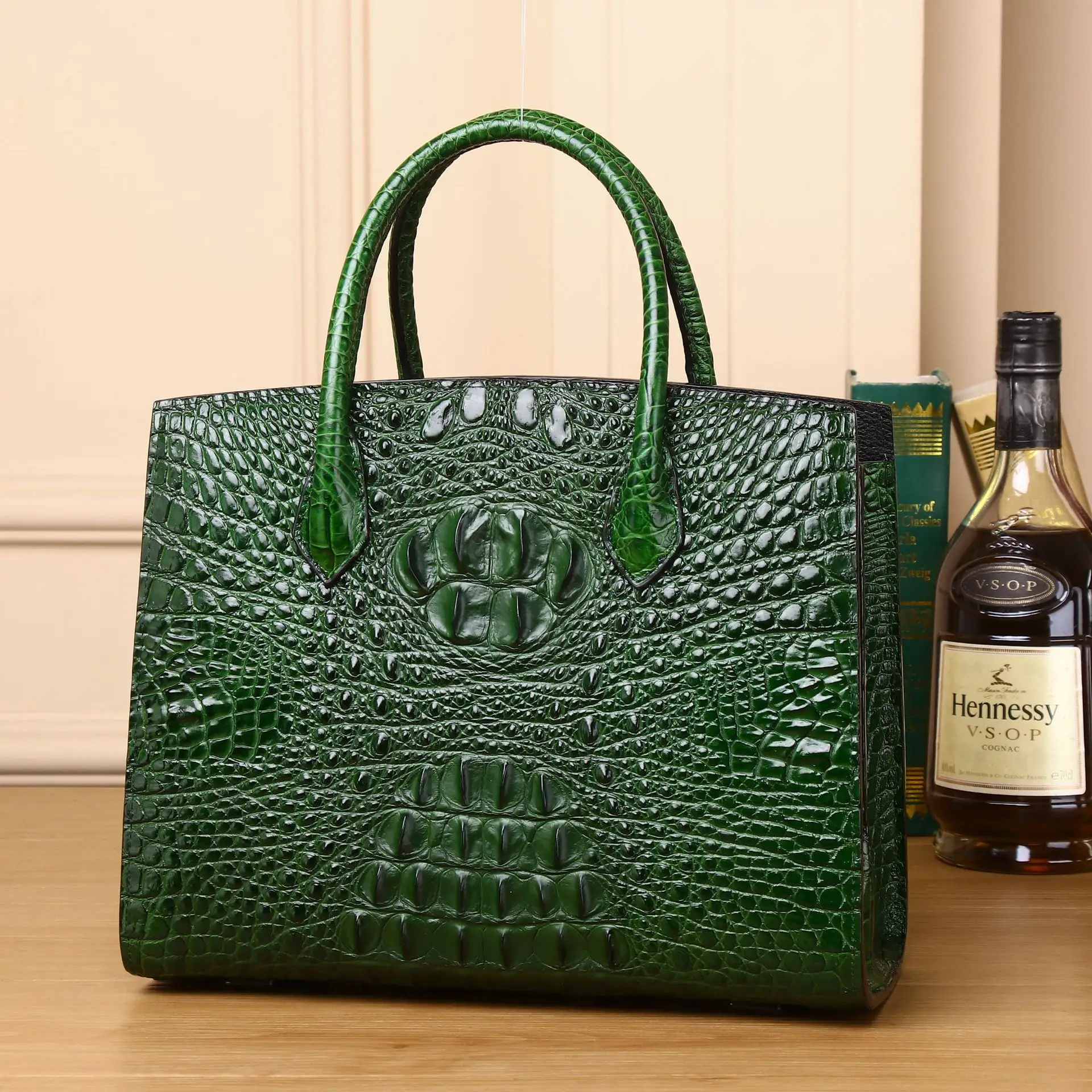 2022 New women's handbag retro crocodile pattern wholesales designer logo cowhide women leather messenger bag