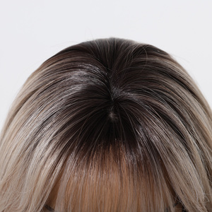 Peluca de 16 pulgadas con raíz oscura, reflejos rubios degradados y flequillo, sintética, resistente al calor, transpirable, de fibra mate, con gorro elástico, foto real - Product Image 2