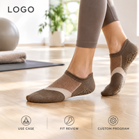 Chaussettes de yoga antidérapantes taupe, coupe basse, dessus en maille respirante, ajustement souple pour studio, couverture directionnelle, OEM, marque privée, échantillonnage en vrac, emballage
