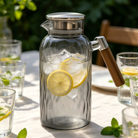 Carafe à eau moderne en verre borosilicate texturé gris fumé avec poignée en bois et couvercle en acier inoxydable, compatible lave-vaisselle, pour usage domestique