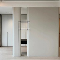 Système de dressing intégré sans joint, design moderne de luxe laqué, armoire autoportante avec bord incurvé pour salle de sport