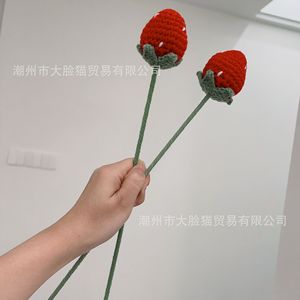 Flor de Fresa Tejida con Hilo, Roja y Blanca, Accesorios de Fotografía, Manualidades Navideñas, Estilo Moderno - Product Image 1