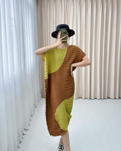 فستان إيسي مياكي الكاجوال المريح ذو الطيات: تصميم فضفاض على شكل حرف H، تصميم بسيط بلون واحد - Product Image 3