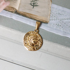 Collier en acier inoxydable plaqué or 18 carats avec médaille en forme de pièce de monnaie romaine en or avec motif d'épi de blé et d'Élisabeth - Product Image 6