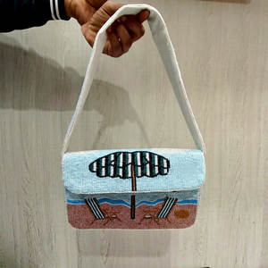 Sac à main brodé de perles de verre faites à la main, lavable, forme rectangulaire, motif scène de plage, bleu clair avec chaises parapluie rayées - Product Image 1